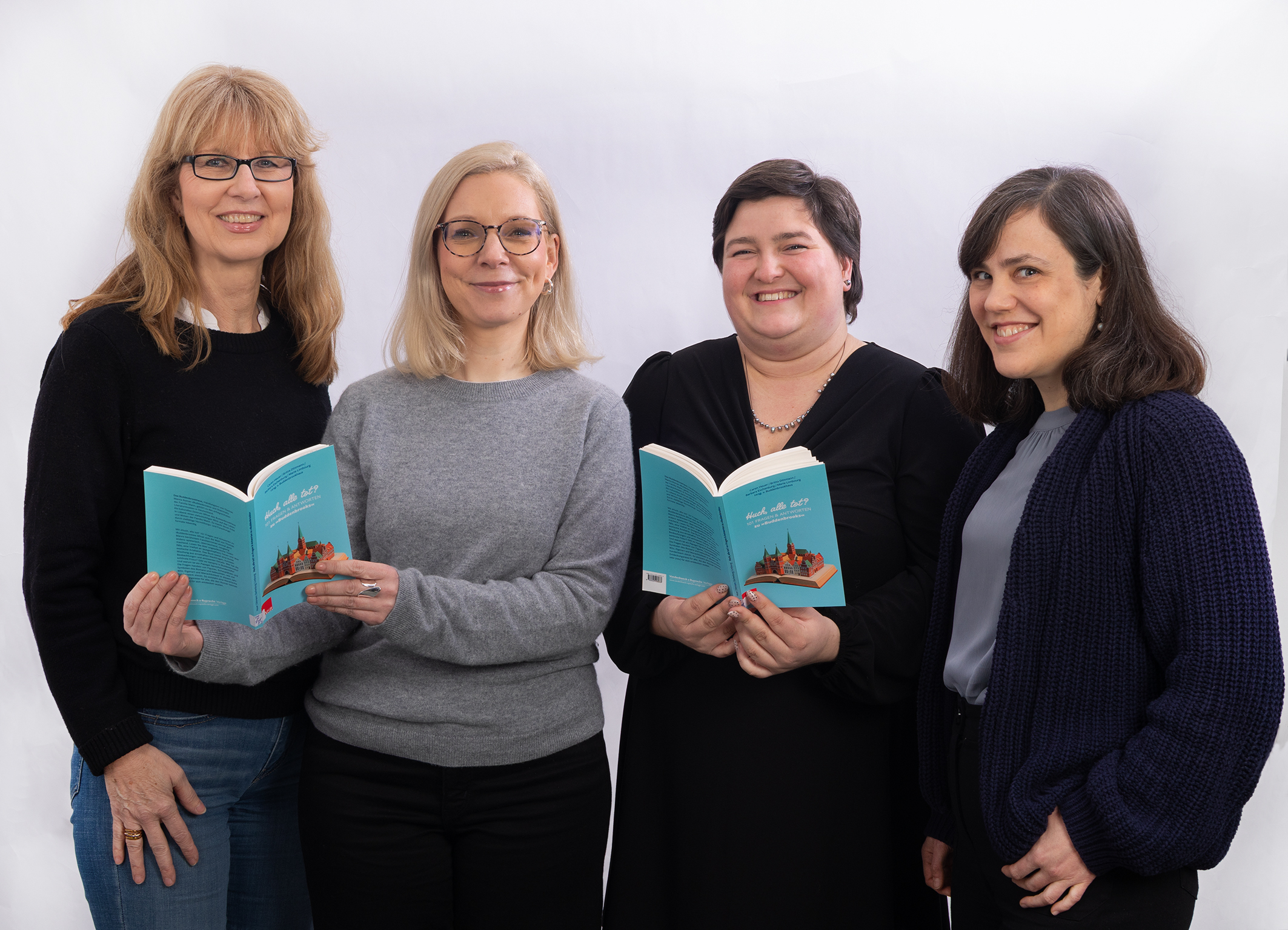 Dr. Caren Heuer (Direktorin), Britta Dittmann (Archiv und Bibliothek), Dr. Barbara Eschenburg (wissenschaftliche Mitarbeiterin) und Marie Limbourg (Ausstellungsmanagerin).